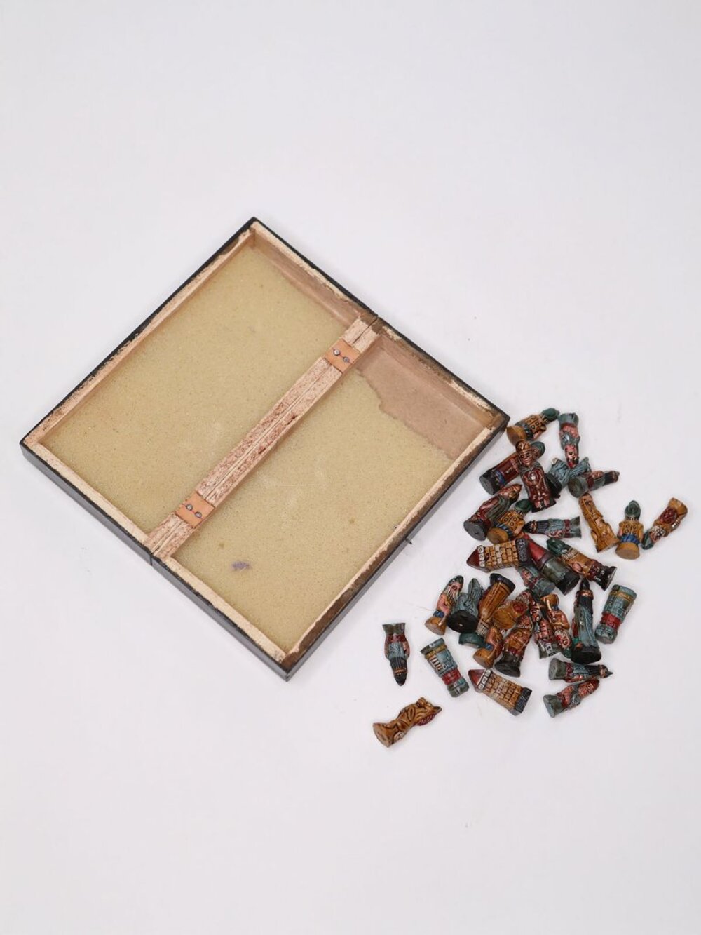 Vintage Peruvian Inca  Spanish Conquistador Wooden Mini Chess Set Game Case - Picture 3 of 9